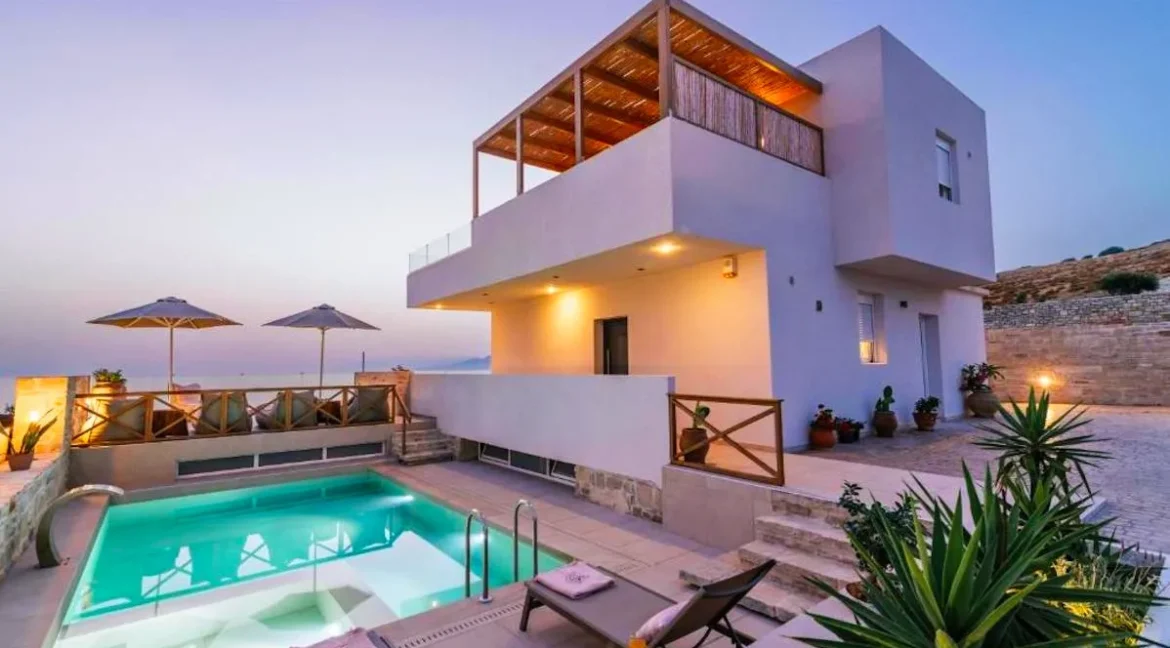 Luxurious Seaside Villa in Crete for sale