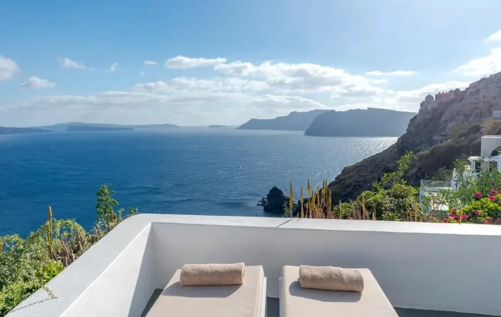 Property of 2 Suites for Sale in Oia, Santorini